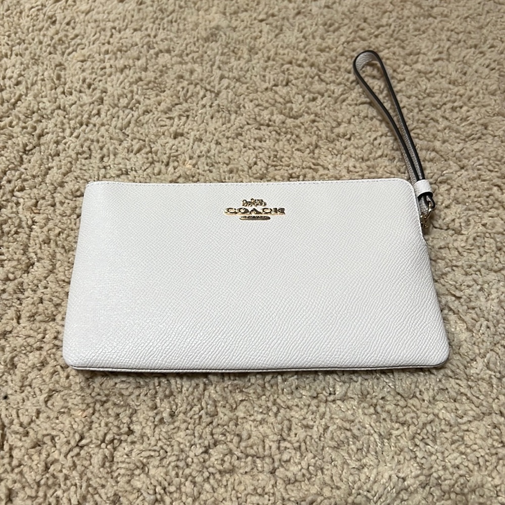 Coach Chalk Large Corner Zip Wristlet Never Used, Packing still inside